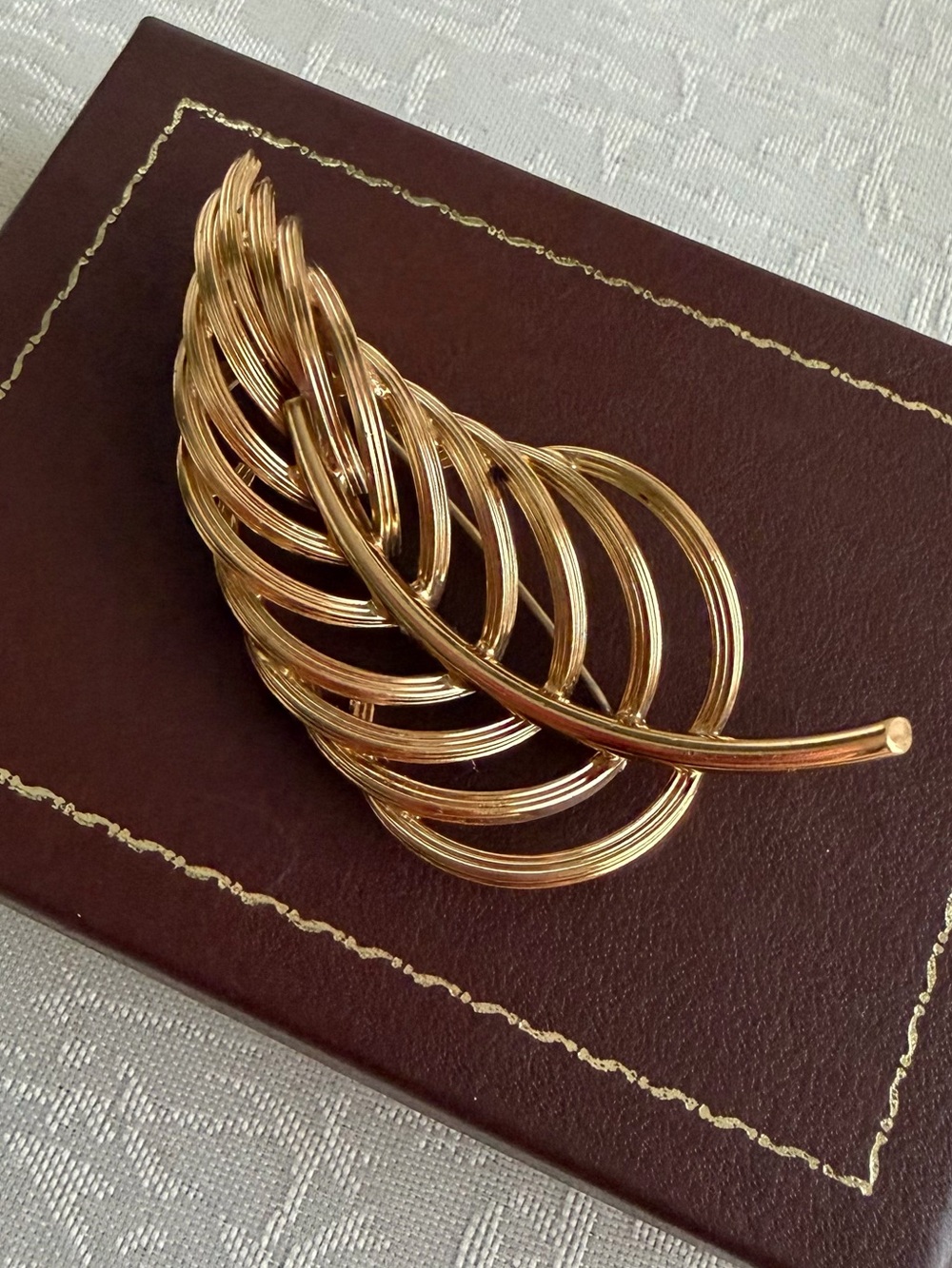 Monet Gold Leaf-Style Women's Brooch Pin - Elegant Feather Design